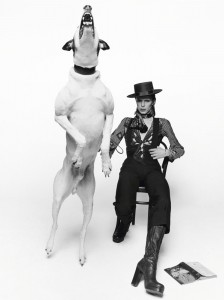 David Bowie posando para su disco Diamonds Dogs (Londres, 1974)