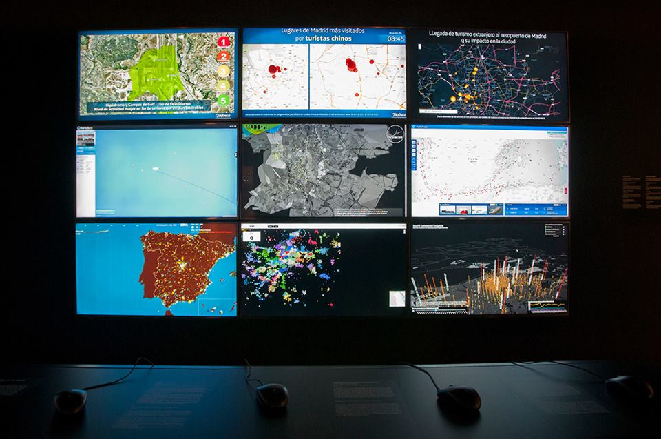 Varias visualizaciones de datos en 'Big Bang Data'.