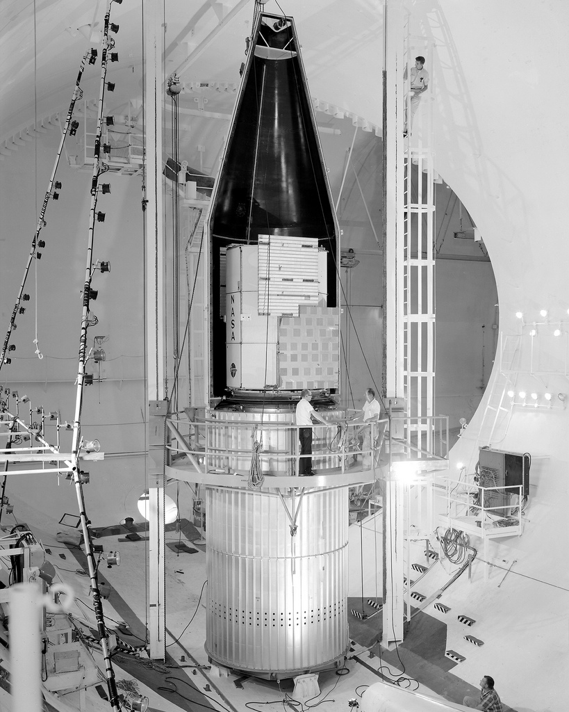 Ensamblando the Orbiting Astronomical Observatory (OAO). Los satélites OAO fueron los primeros en permitir a los astrónomos ver el universo desde encima de la Tierra.