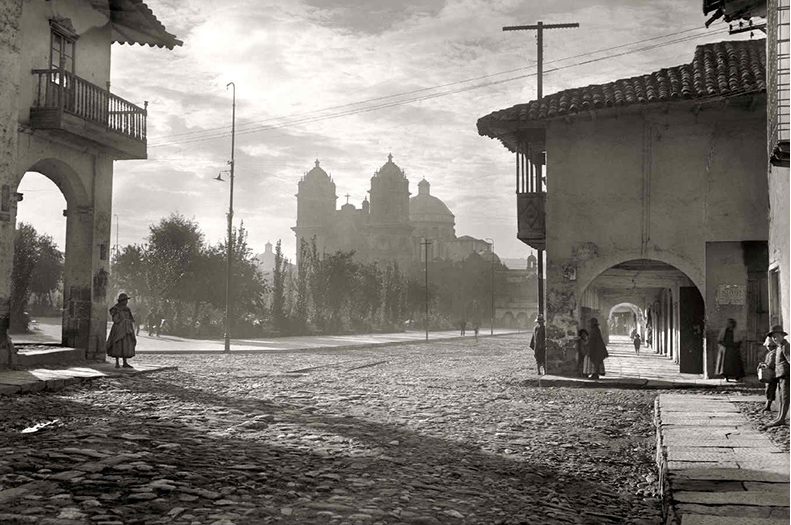 Amanecer en la Plaza de Armas (1925), Martín chambi. Colección Telefónica.