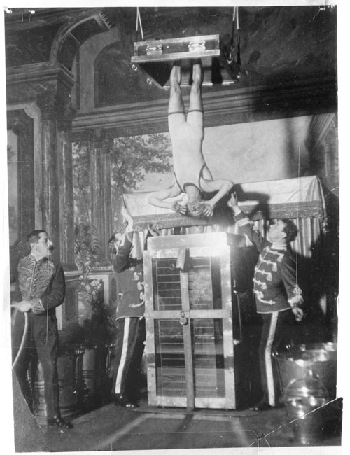 Houdini-y-la-celda-de-tortura-acuatica-(Library-of-Congress)