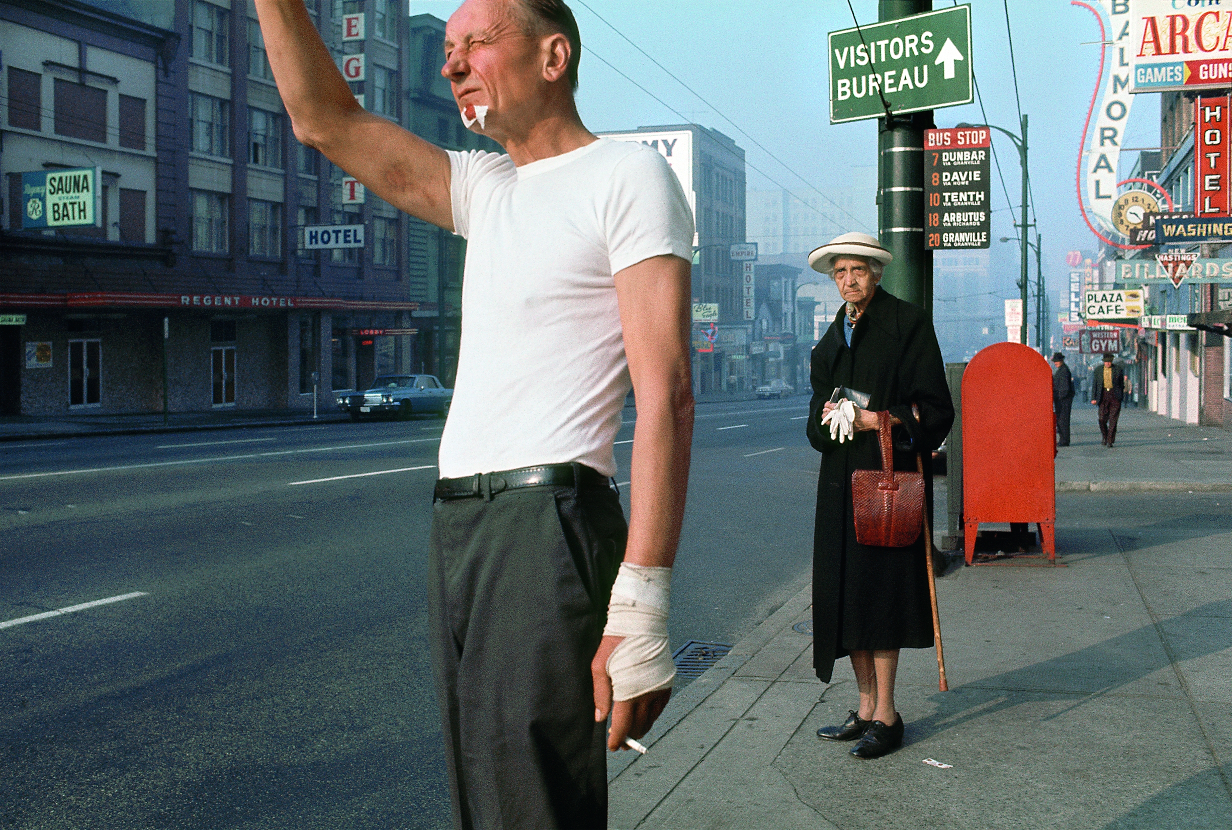 Fred Herzog, 'Man with bandage', 1968. Cortesía de Equinox Gallery, Vancouver ©Fred-Herzog, 2016.