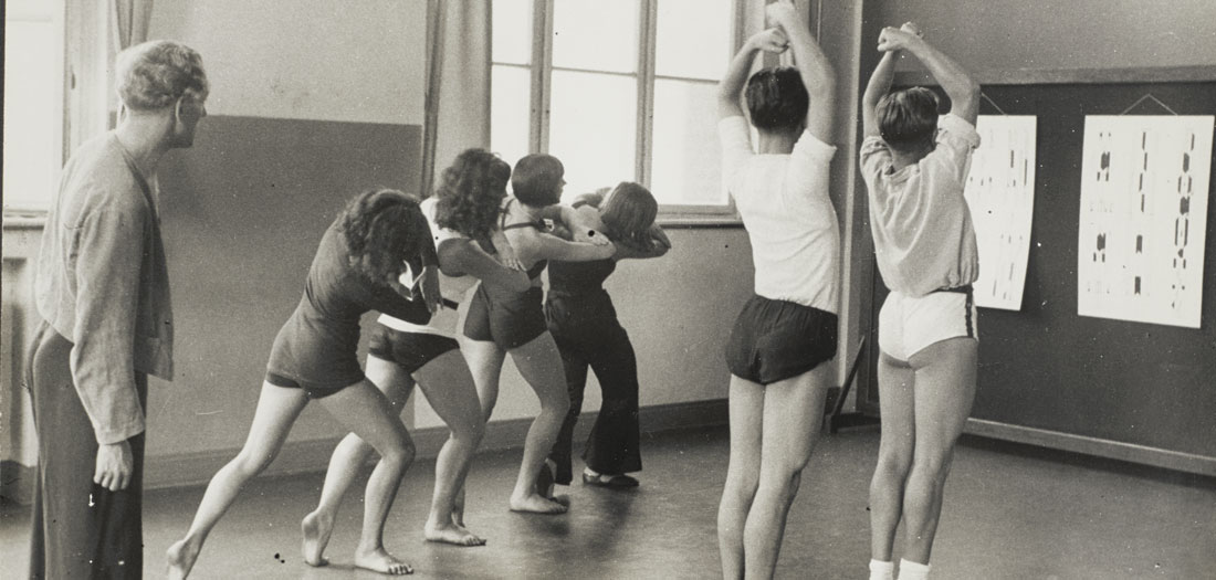 Kaethe Augenstein. Folkwangschule. Sigurd Leeder supervisando la lectura de una notación Laban por un alumno. Fondation SAPA, fonds Sigurd Leeder ©Stadtarchiv und Stadthistorische Bibliothe.