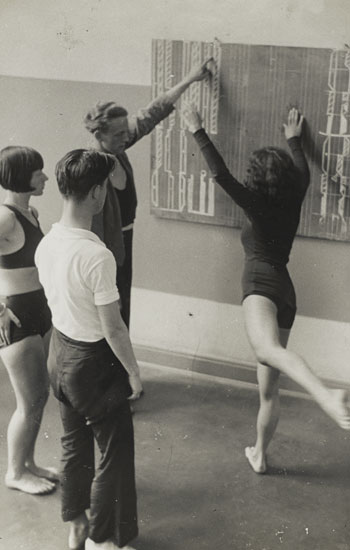 Kaethe Augenstein. Folkwangschule. Sigurd Leeder explicando a un alumno un movimiento (notación Laban). Fondation SAPA, fonds Sigurd Leeder©Stadtarchiv und Stadthistorische Bibliothek Bonn.