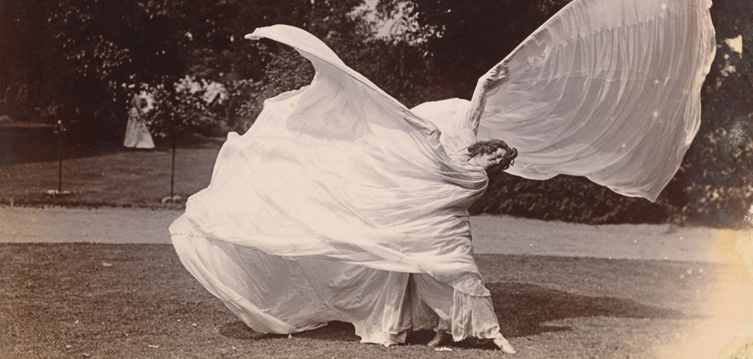 Loie Fuller bailando, c.1900. MET. Gilman Collection, Purchase, Mrs. Walter Annenberg and The Annenberg Foundation Gift, 2005.