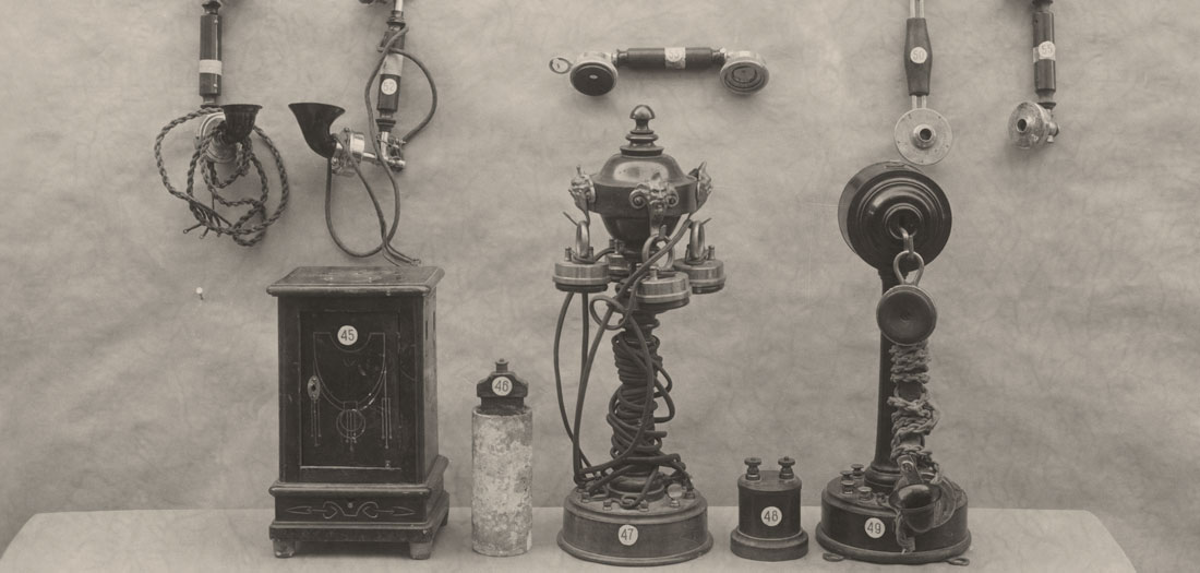 Anónimo, 1926. Enseñando al público el manejo del automático. Santander.