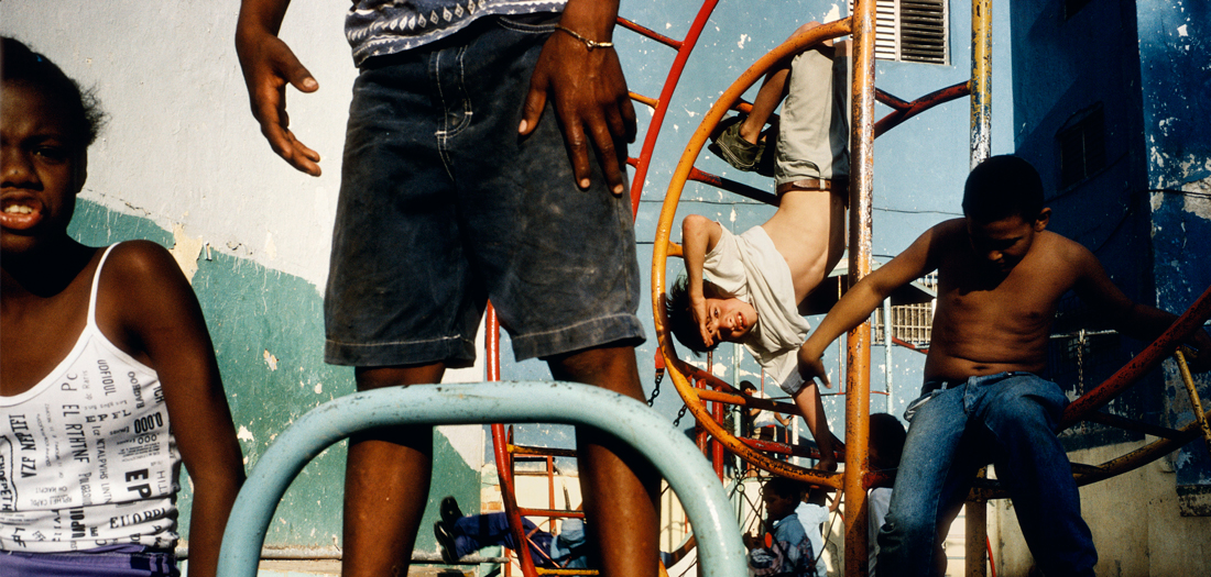 Alex Webb, Niños jugando en un patio de recreo. La Habana, Cuba, 2000 ©Alex Webb Magnum Photos