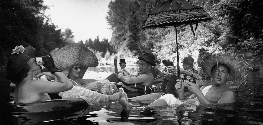 Burt Glinn Miembros de la Seattle Tubing Society a flote. Seattle_ Washington Estados Unidos 1953 ©Burt Glinn Magnum Photos