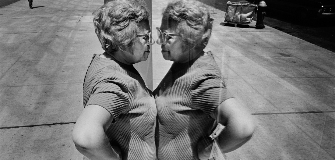 Richard Kalvar Mujer mirándose en un escaparate Hamburgo Alemania 1973 ©Richard Kalvar Magnum Photos