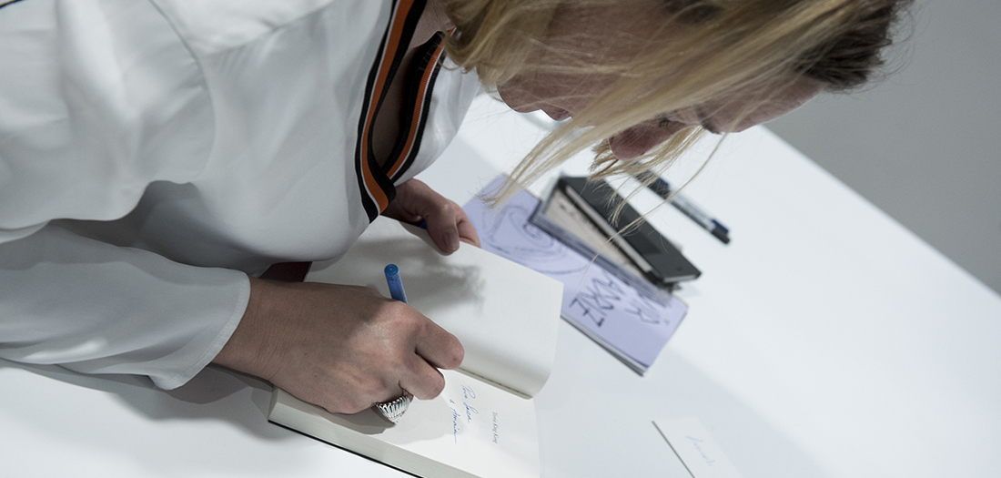 Virginie Despentes firmando libros.