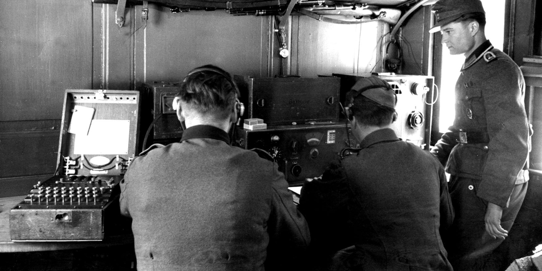 Las fuerzas alemanas dependían de las máquinas 'Enigma' para codificar y decodificar mensajes secretos transmitidos por la radio durante la Segunda Guerra Mundial. La máquina Enigma, a la izquierda. Foto cortesía de Helge Fykse, Noruega.