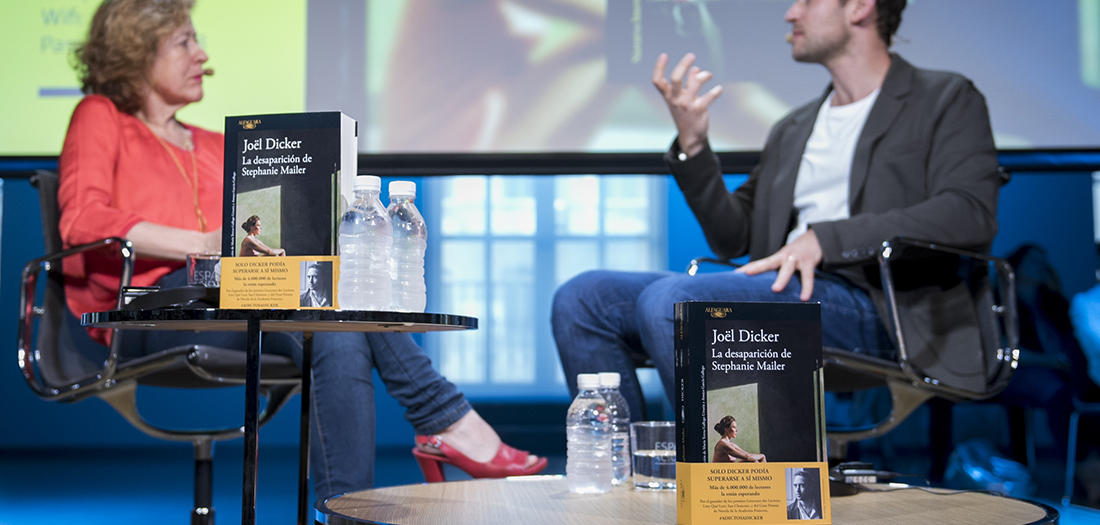 Imágenes del encuentro con Joël Dicker.