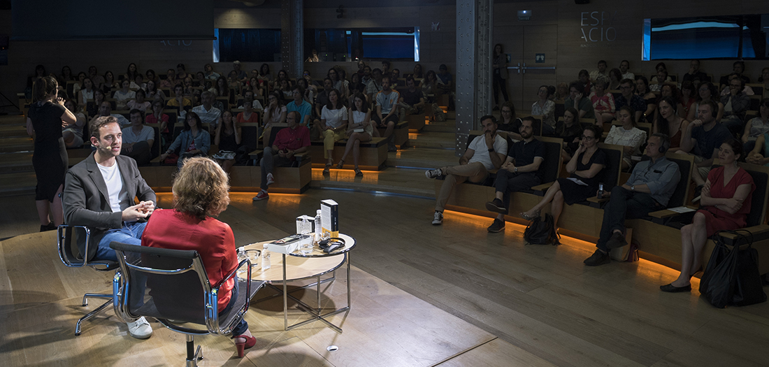 Imágenes del encuentro con Joël Dicker.