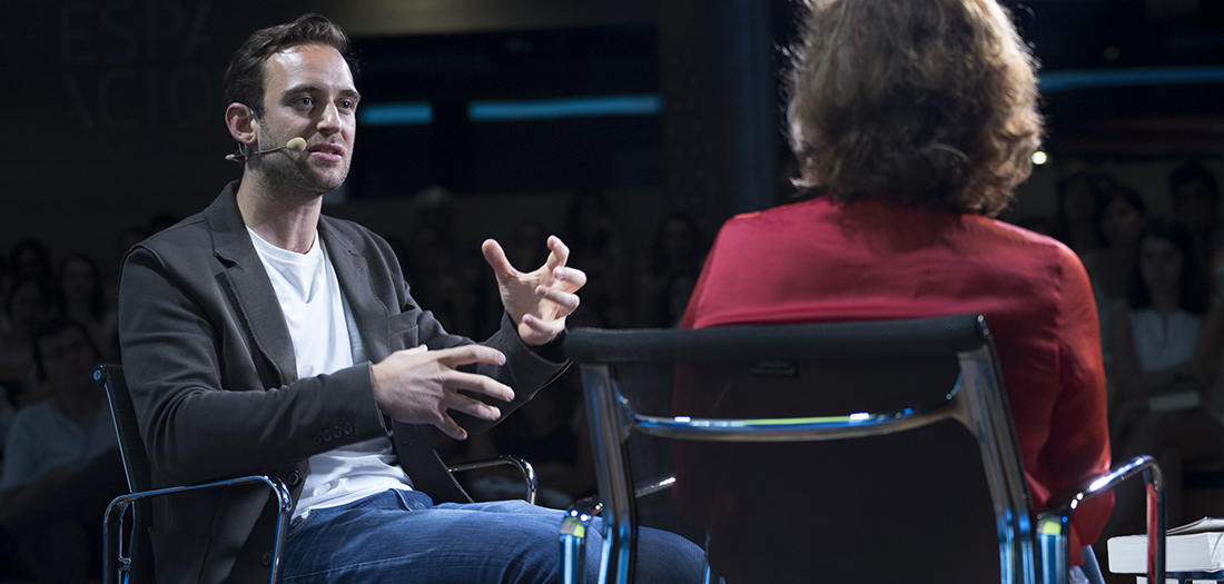 Imágenes del encuentro con Joël Dicker.
