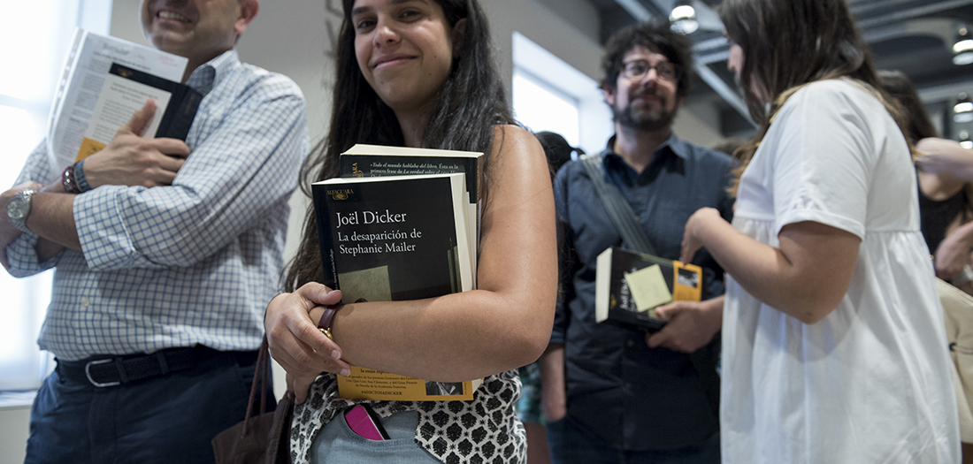 Imágenes del encuentro con Joël Dicker.