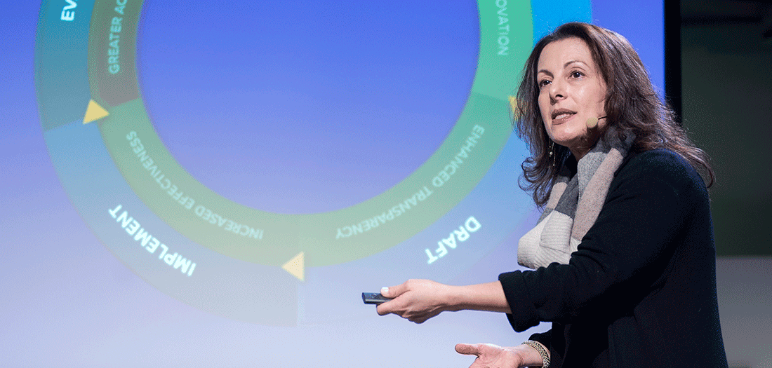 Beth Noveck en su charla sobre inteligencia colectiva y democracia.