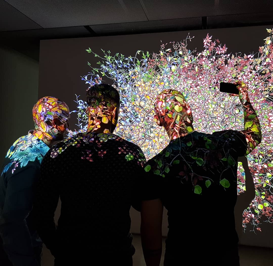 El público con la obra de Jennifer Steinkamp.