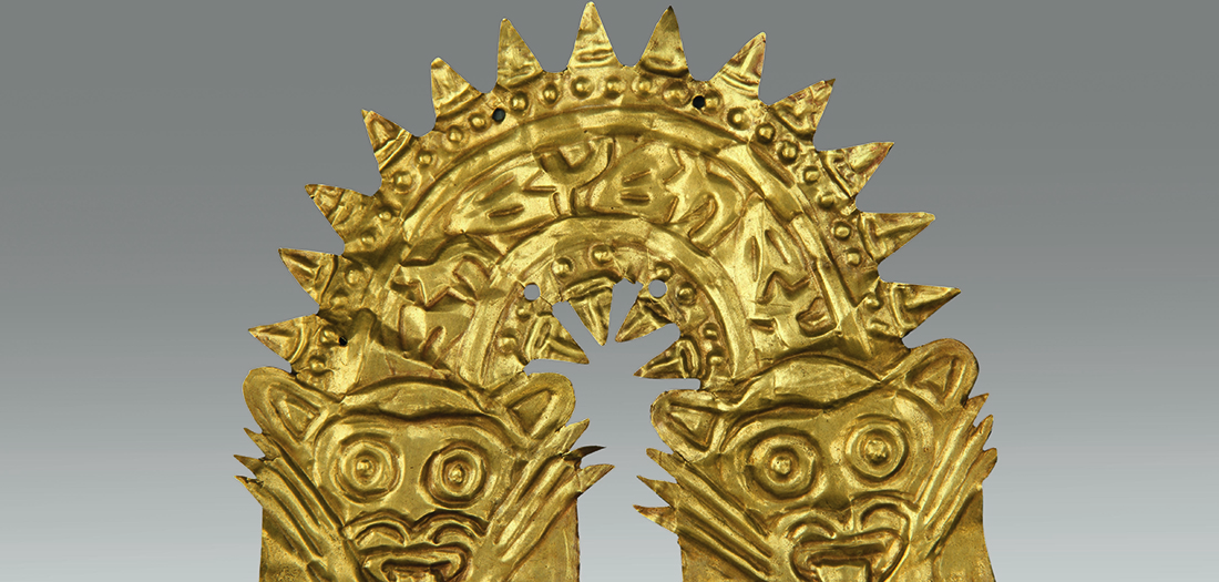 Nasca (200 a.C.-650 d.C.) Adorno de metal que representa a una criatura serpentiforme Museo de Arte de Lima. Donación Memoria Prado