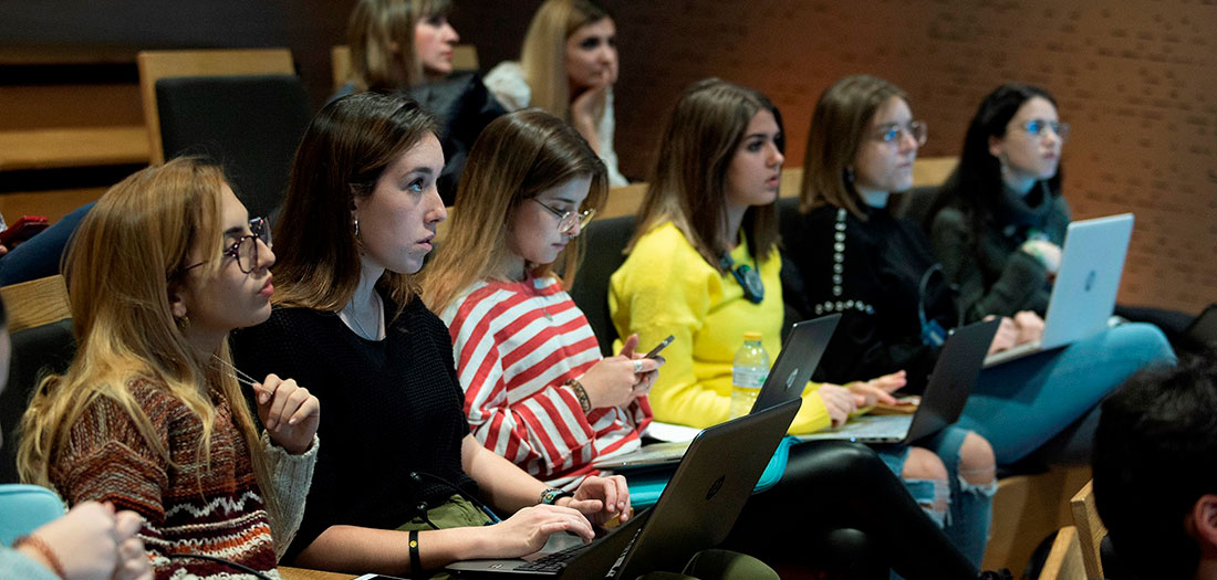 Entre el público, algunos de los estudiantes de periodismo que asistieron a la charla.