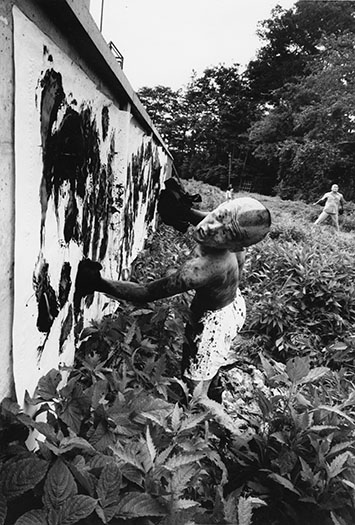 Boxer-painter, Ushio Shinohara, Tokyo 1961 ©William Klein