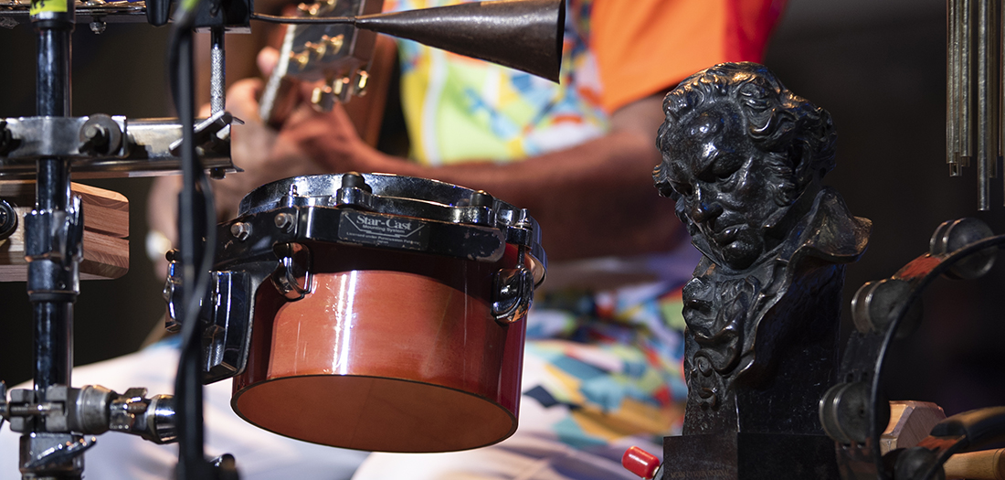 Detalle de la actuación de Carlinhos Brown en nuestro auditorio.