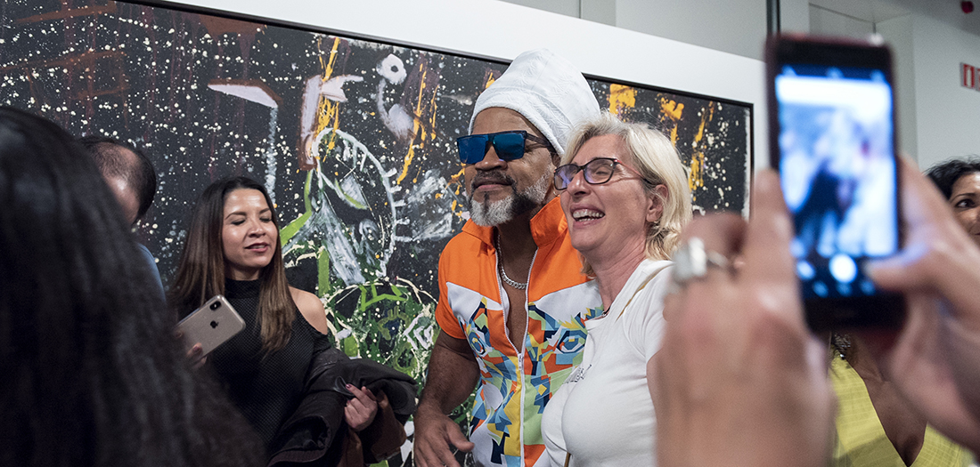 Carlinhos Brown con los asistentes a la performance