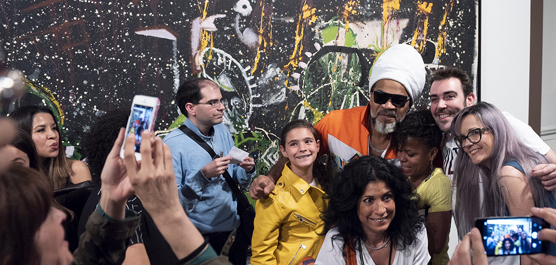 Carlinhos Brown con los asistentes a la performance