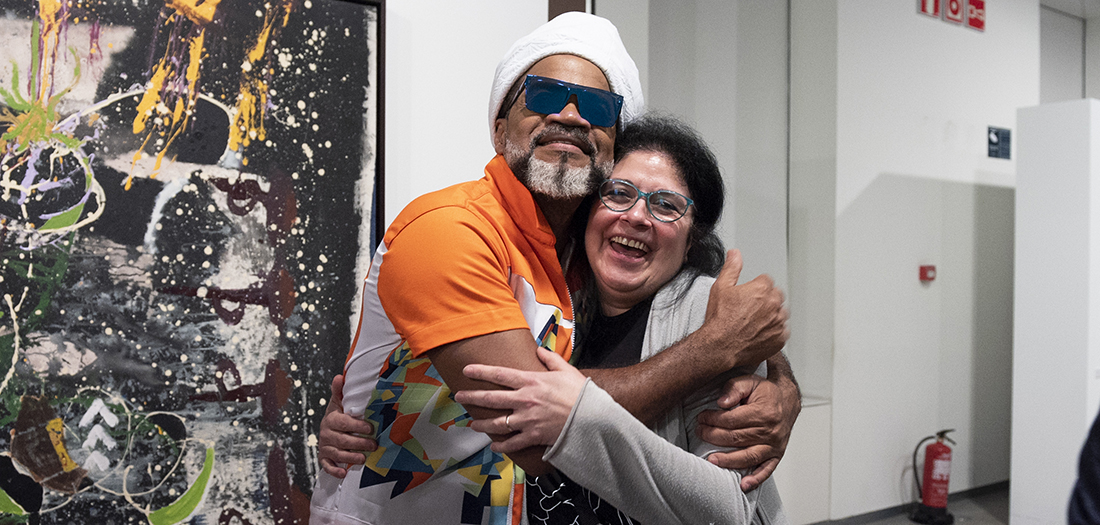 Carlinhos Brown con los asistentes a la performance