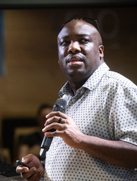 ian forrester mira a la pantalla durante un evento del XR Fest