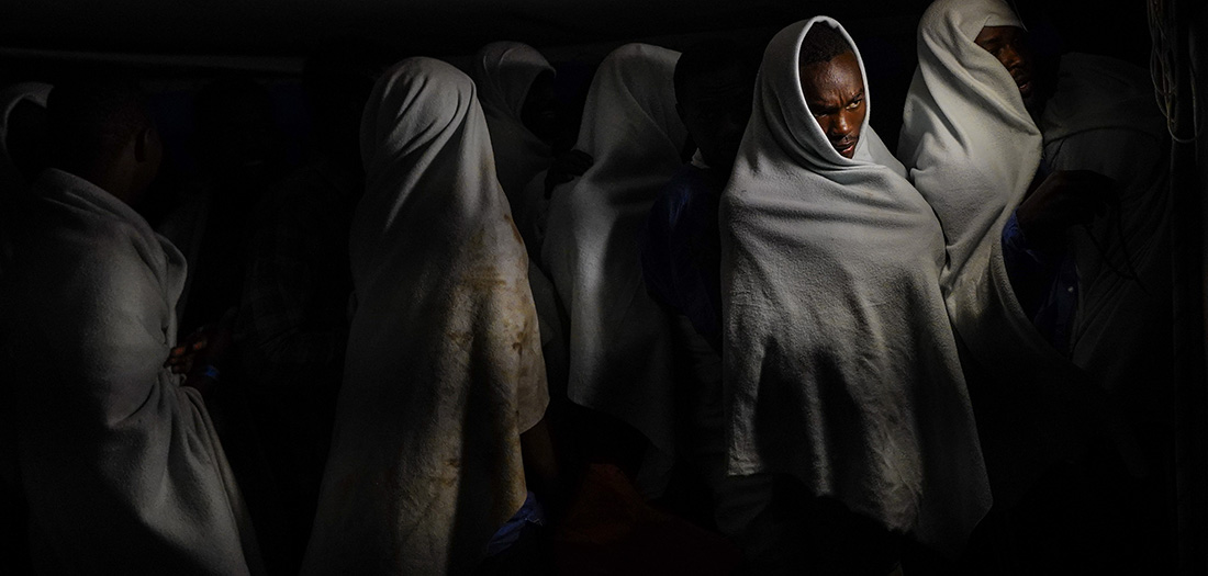 Las persona que fueron rescatadas por el bote de rescate de la ONG Proactiva Open Arms en el mar Mediterráneo central se encuentran a bordo antes de llegar al puerto de Algeciras en San Roque, sur de España, 9 de agosto, 2018. REUTERS/Juan Medina