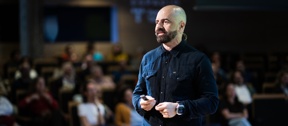 Pedro Mujica durante la charla ‘Superhumanos: inteligencia artificial y metaverso para empoderar a las personas.’