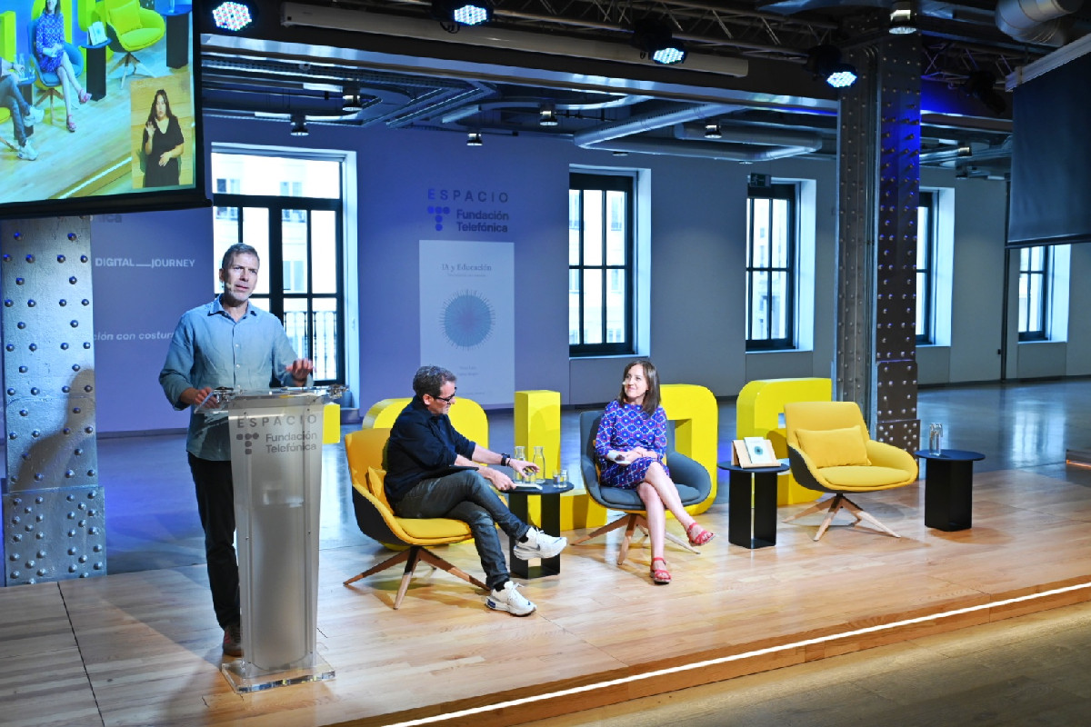 Un momento en Encuentro Telos. IA y Educación. Una relación con costuras