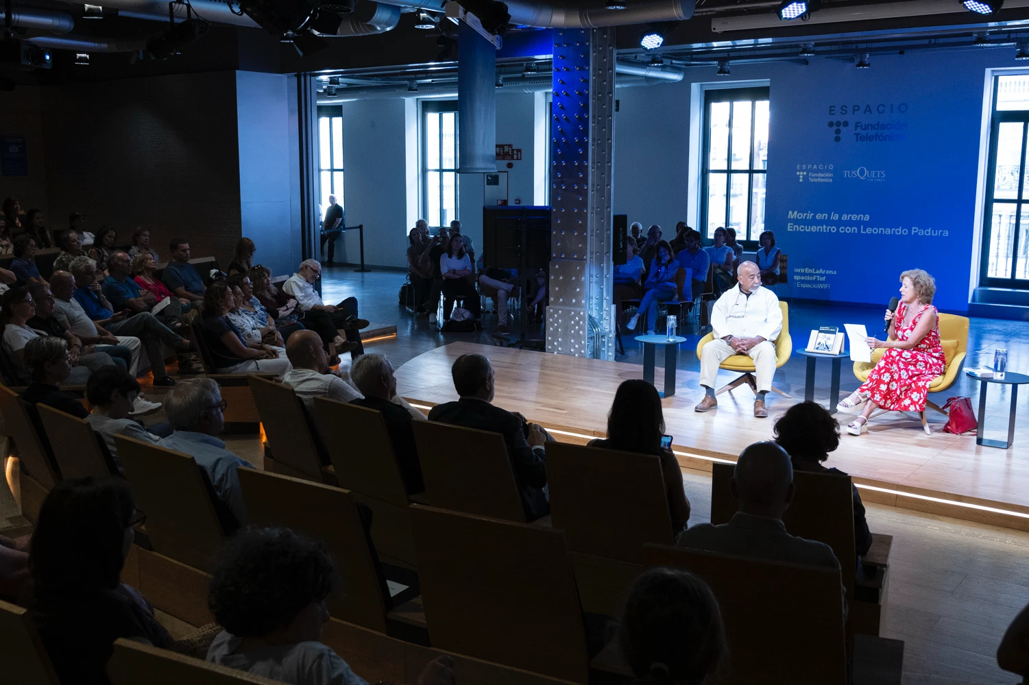 Imagen del encuentro entre Leonardo Padura y Berna González Harbour