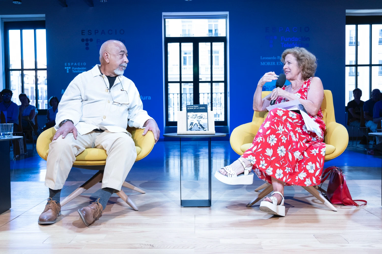 Imagen del encuentro entre Leonardo Padura y Berna González Harbour