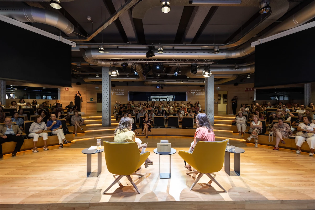 Un momento de la conversación entre Vanessa Springora y Susana Santaolalla en el auditorio de Espacio Fundación Telefónica