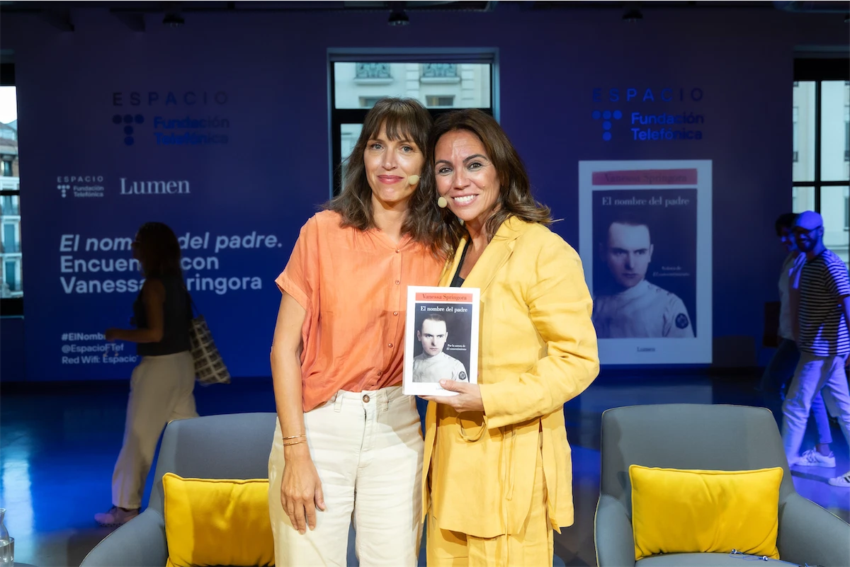 Un momento de la conversación entre Vanessa Springora y Susana Santaolalla en el auditorio de Espacio Fundación Telefónica