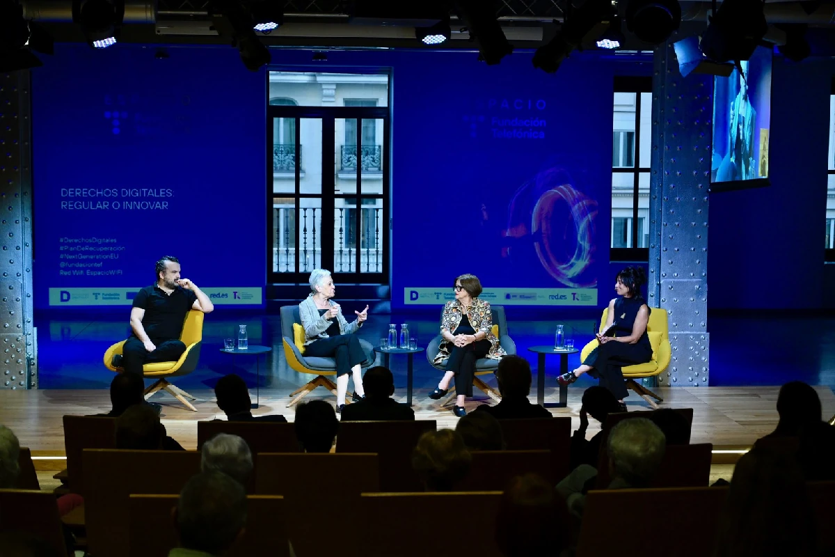 Un momento del encuentro ‘Regular o innovar, con Victoria Camps, Paloma Llaneza y Nacho Vigalondo’