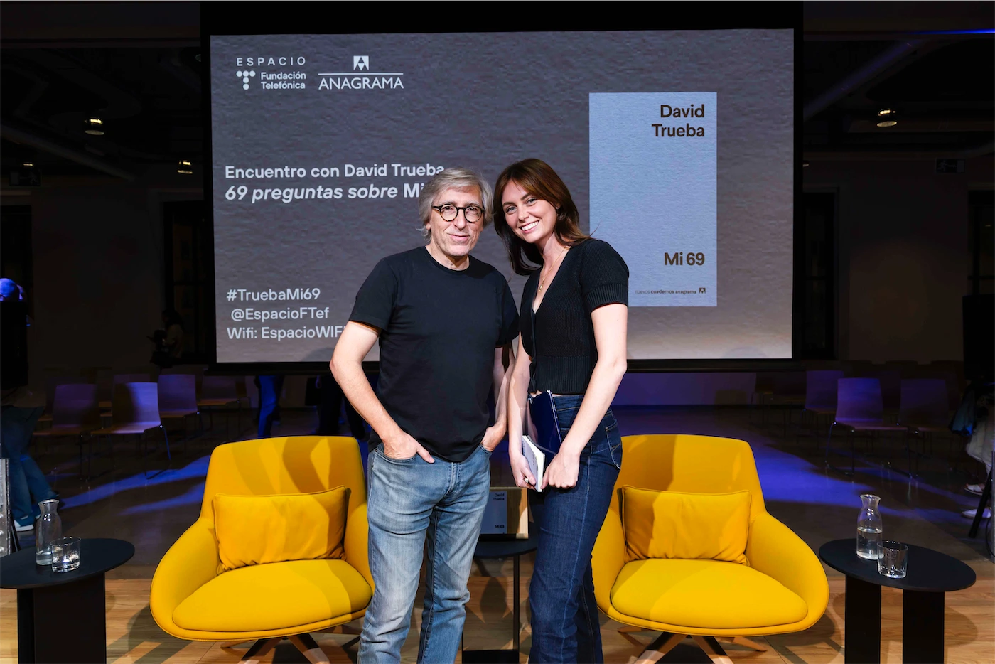 Un momento del encuentro entre David Trueba y Anna Miñana