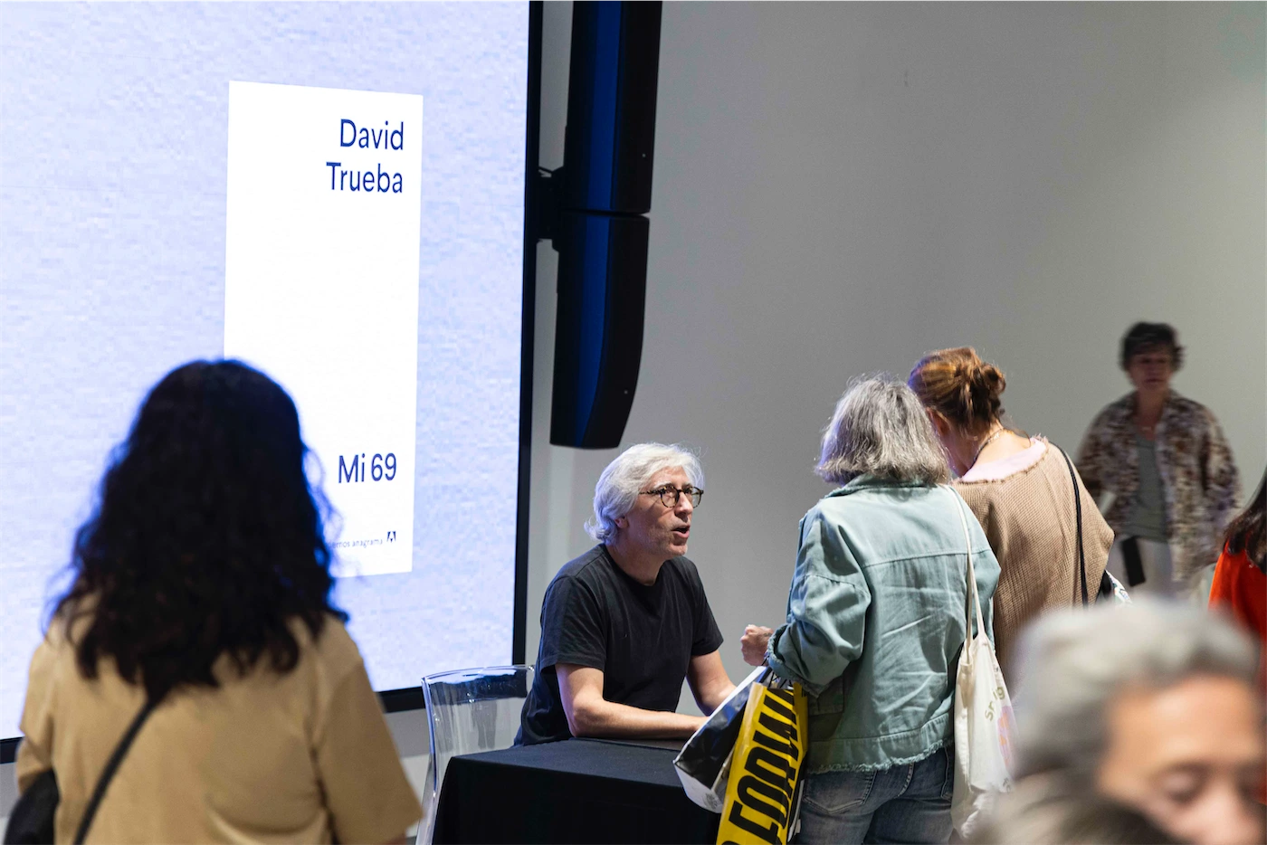Un momento del encuentro entre David Trueba y Anna Miñana