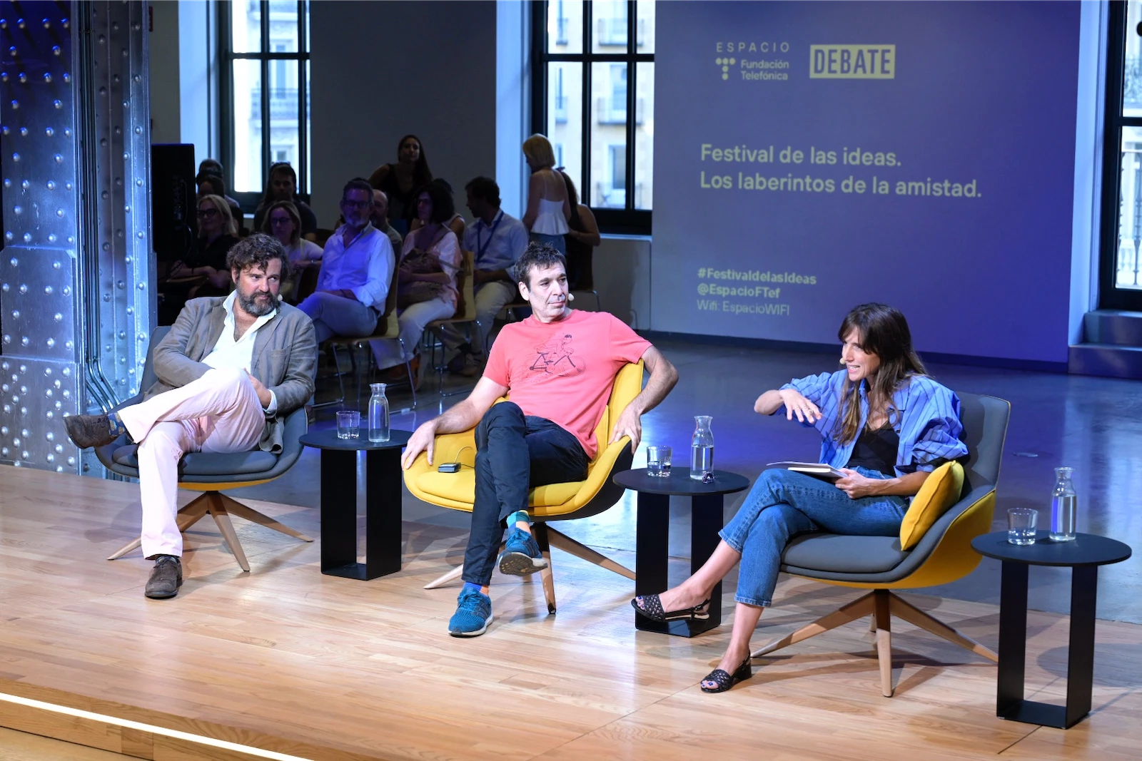 Un momento del evento El laberinto de la amistad, en el Festival de las ideas 2025, con Jacobo Bergareche, Laura Ferrero y Mariano Sigman