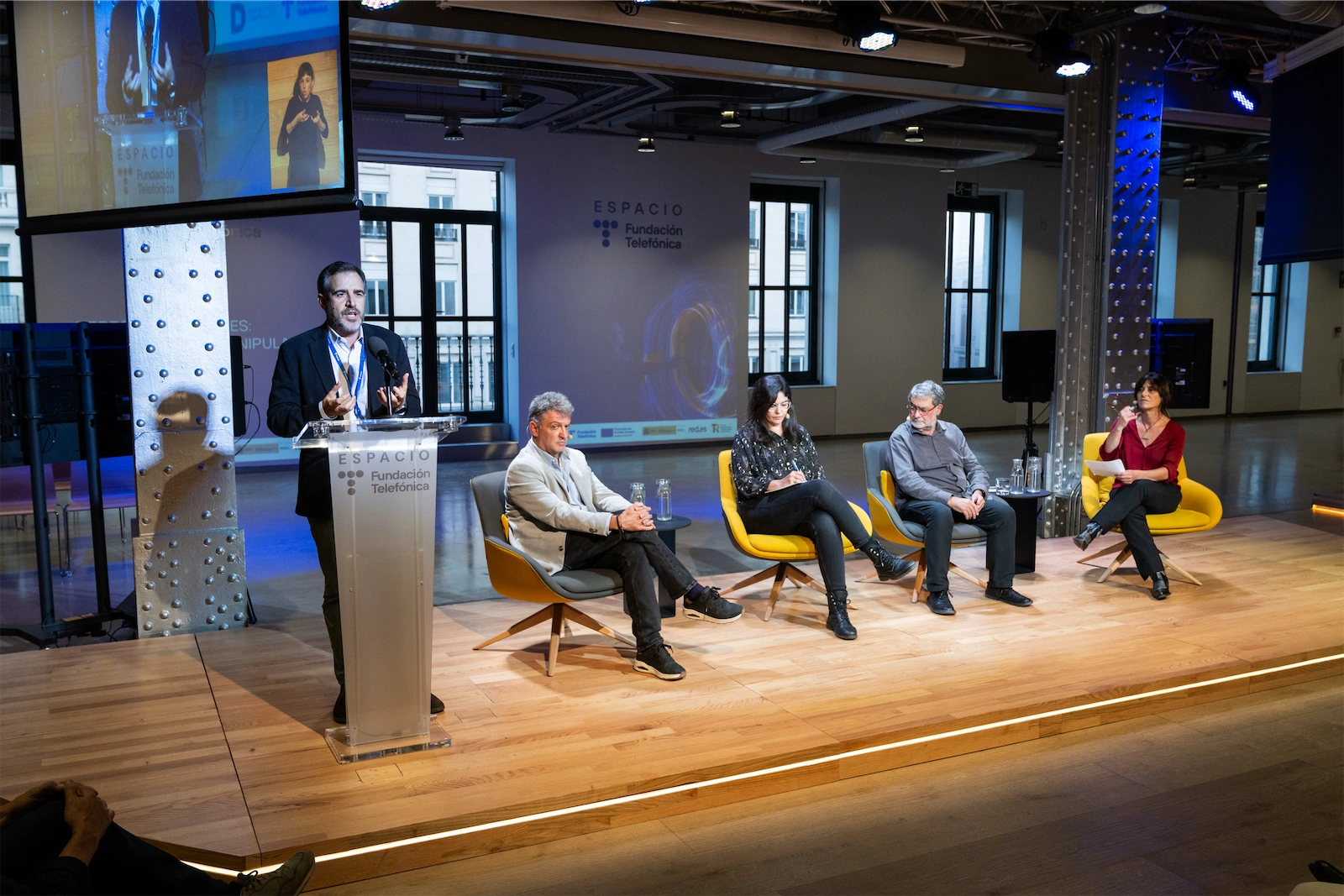 Una imagen del encuentro ‘Información o manipulación’, con Joan Fontcuberta, Manuel Martín-Loeches y Clara Jiménez Cruz
