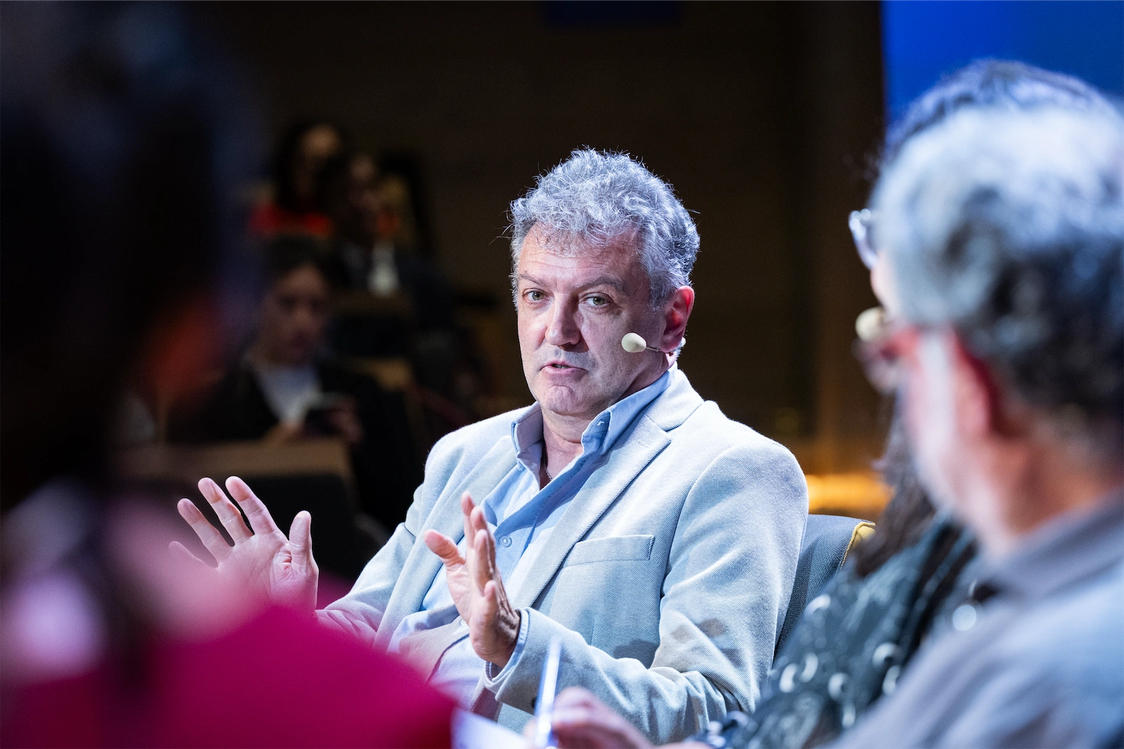 Una imagen del encuentro ‘Información o manipulación’, con Joan Fontcuberta, Manuel Martín-Loeches y Clara Jiménez Cruz