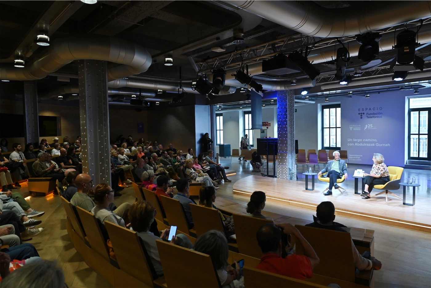 Un momento del encuentro entre Abdulrazar Murnah y Montserrat Domínguez