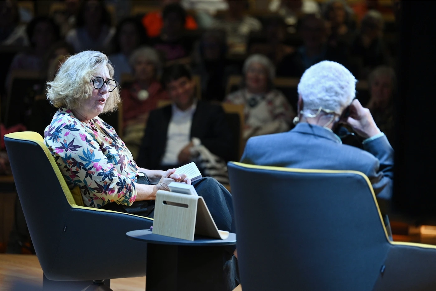 Un momento del encuentro entre Abdulrazar Murnah y Montserrat Domínguez