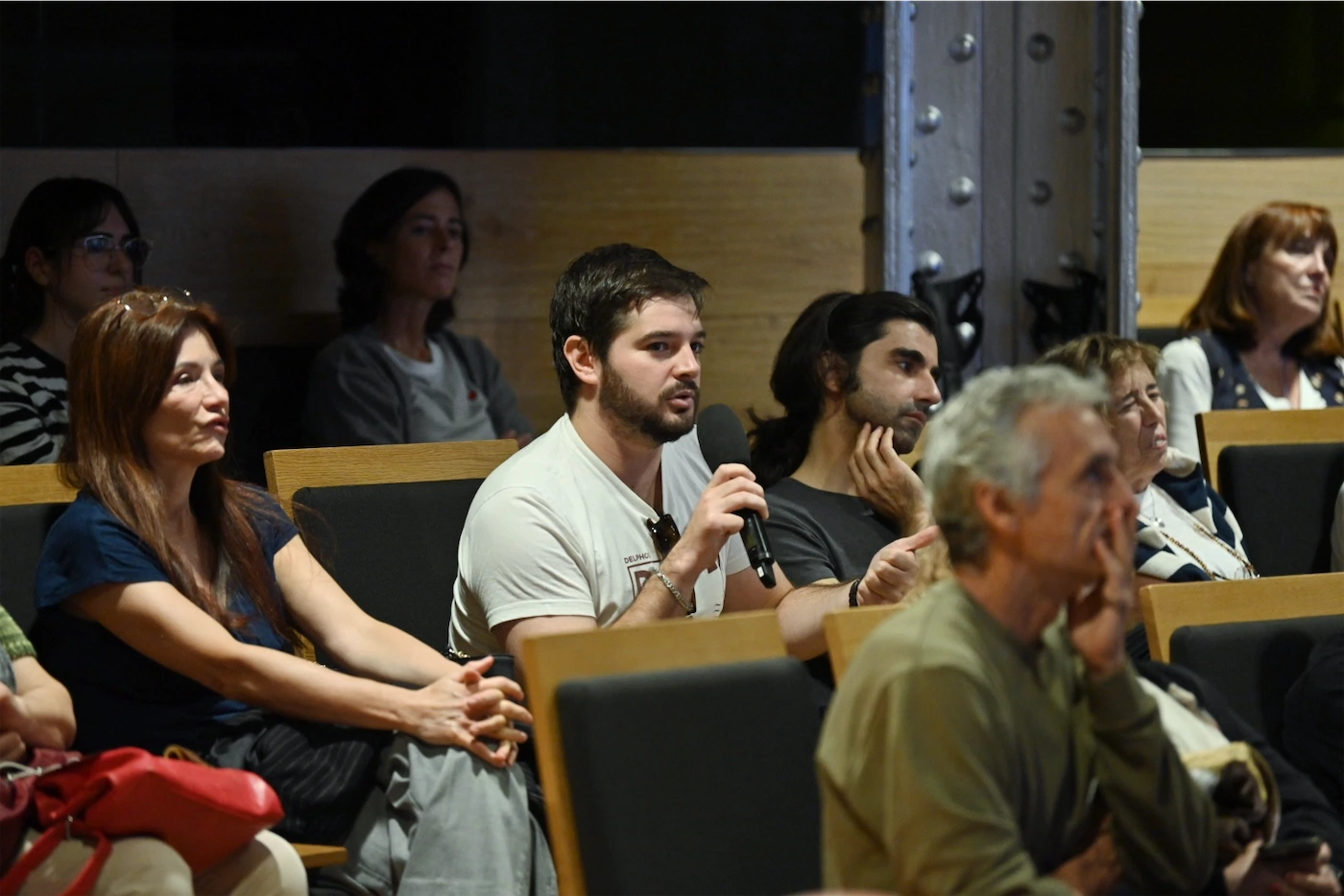 Un momento del encuentro entre Abdulrazar Murnah y Montserrat Domínguez