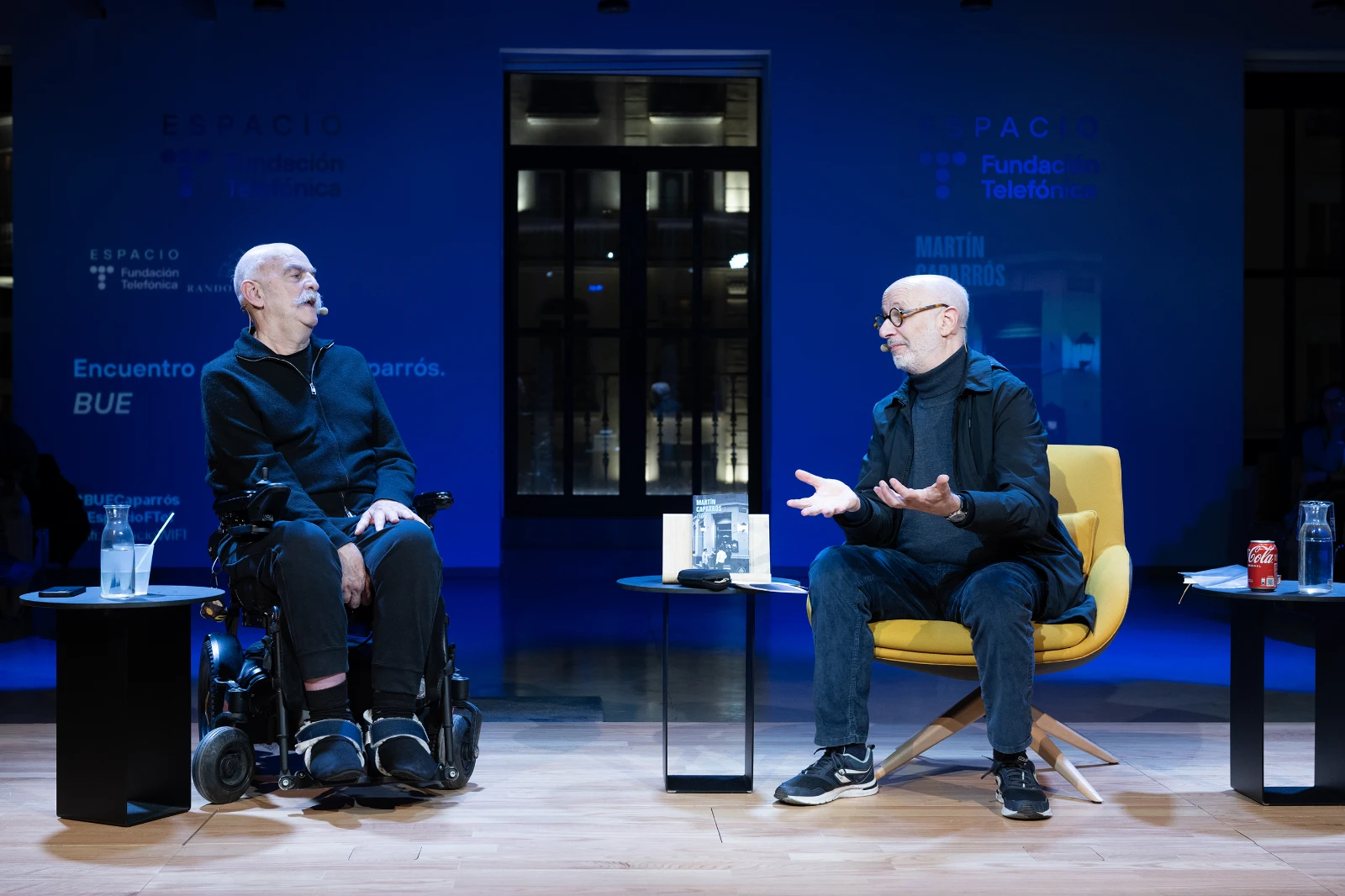 Un momento del encuentro entre Martín Caparrós y Rodrigo Fresán