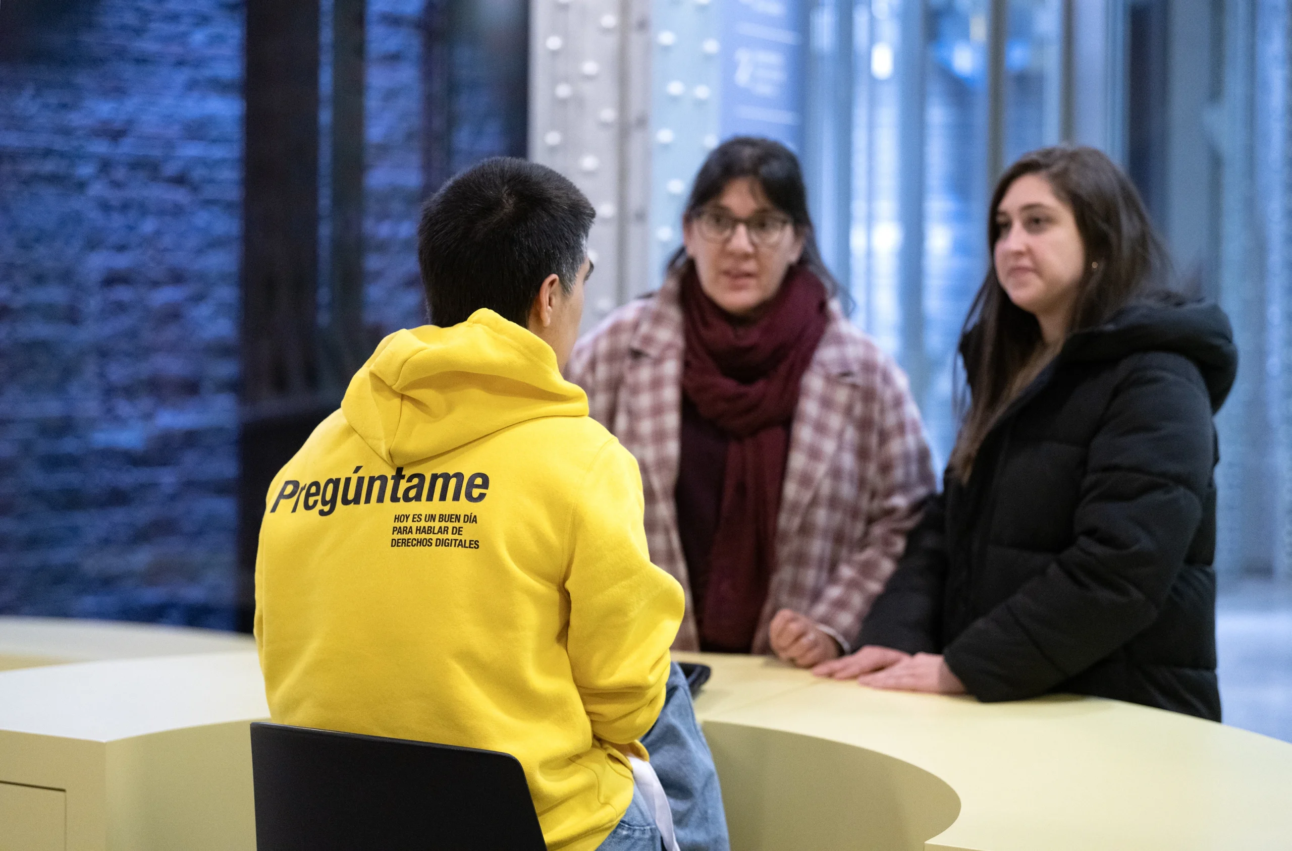 Fotografía del Espacio de Mediación de la exposición 'Hoy es un buen día para hablar de derechos digitales'