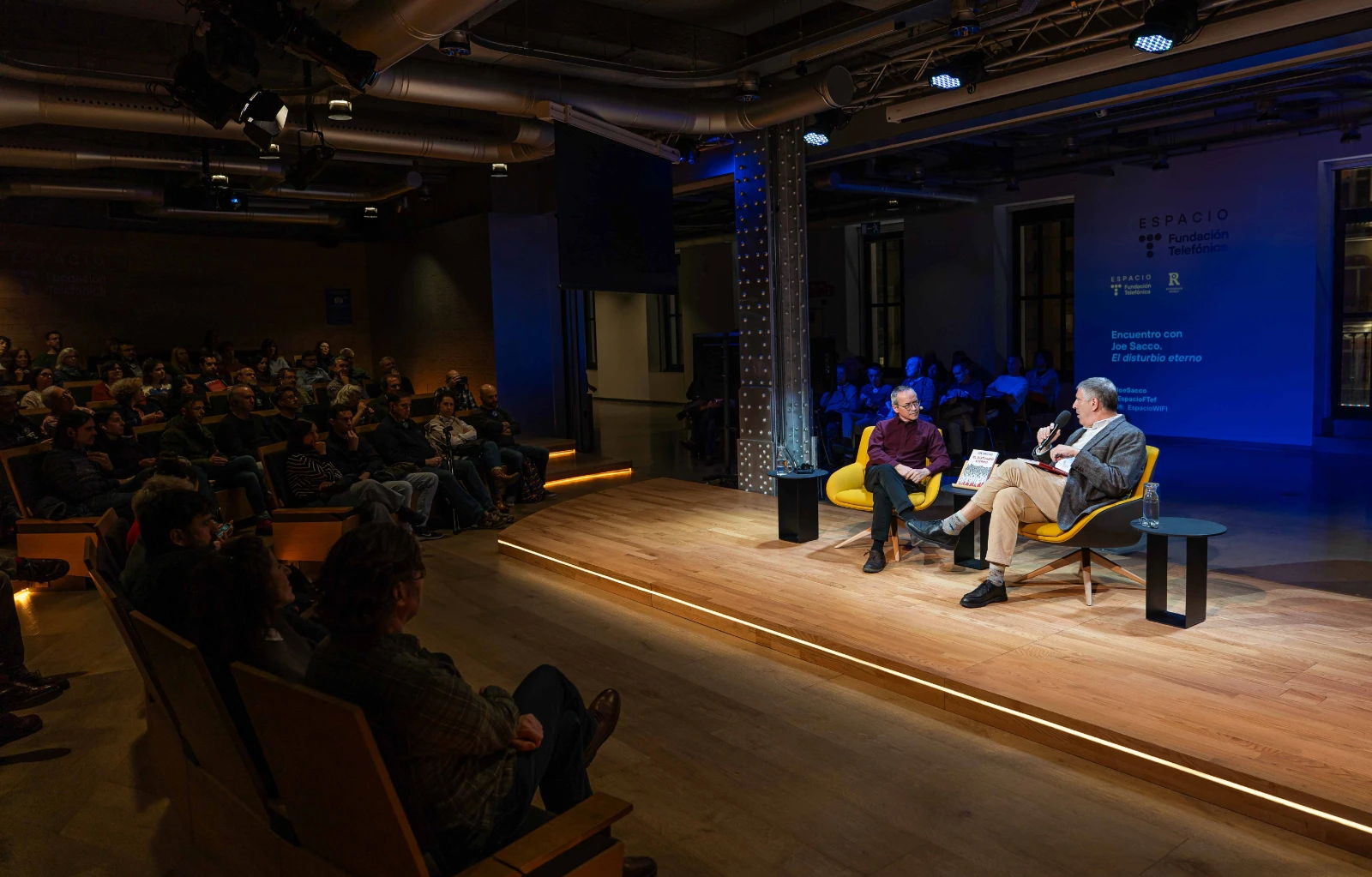 Un momento del encuentro entre Joe Sacco y Guillermo Altares