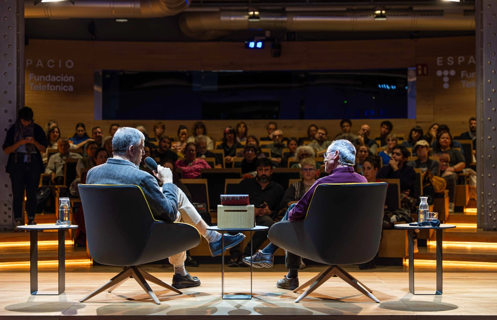 Un momento del encuentro entre Joe Sacco y Guillermo Altares