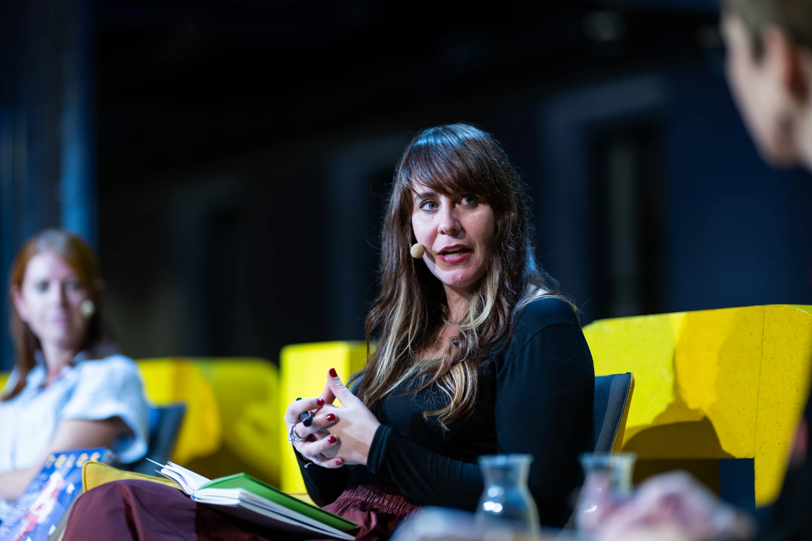 Un momento del encuentro Foro TELOS: Carmen Páez, Clara Ruipérez y Fran Perea